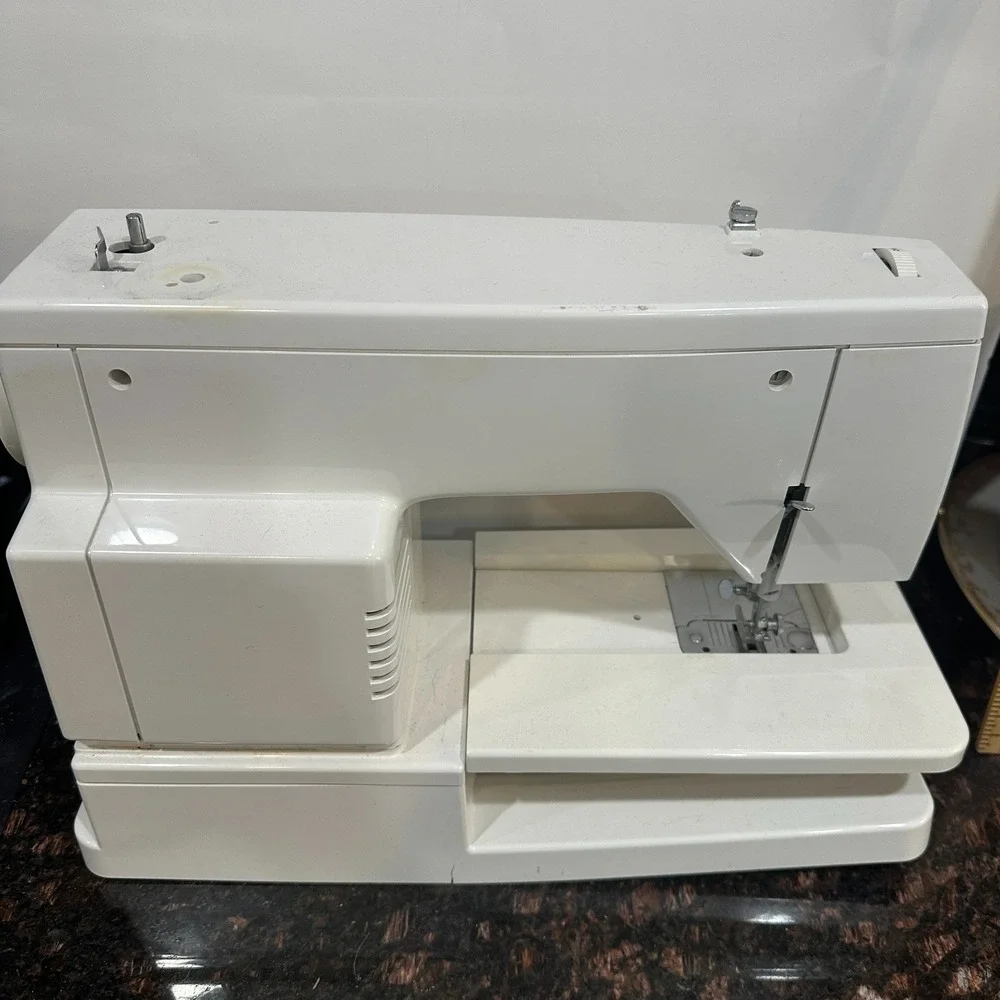 VINTAGE Singer 6110 Sewing Machine White Free Arm Zigzag Stitches Italy Made